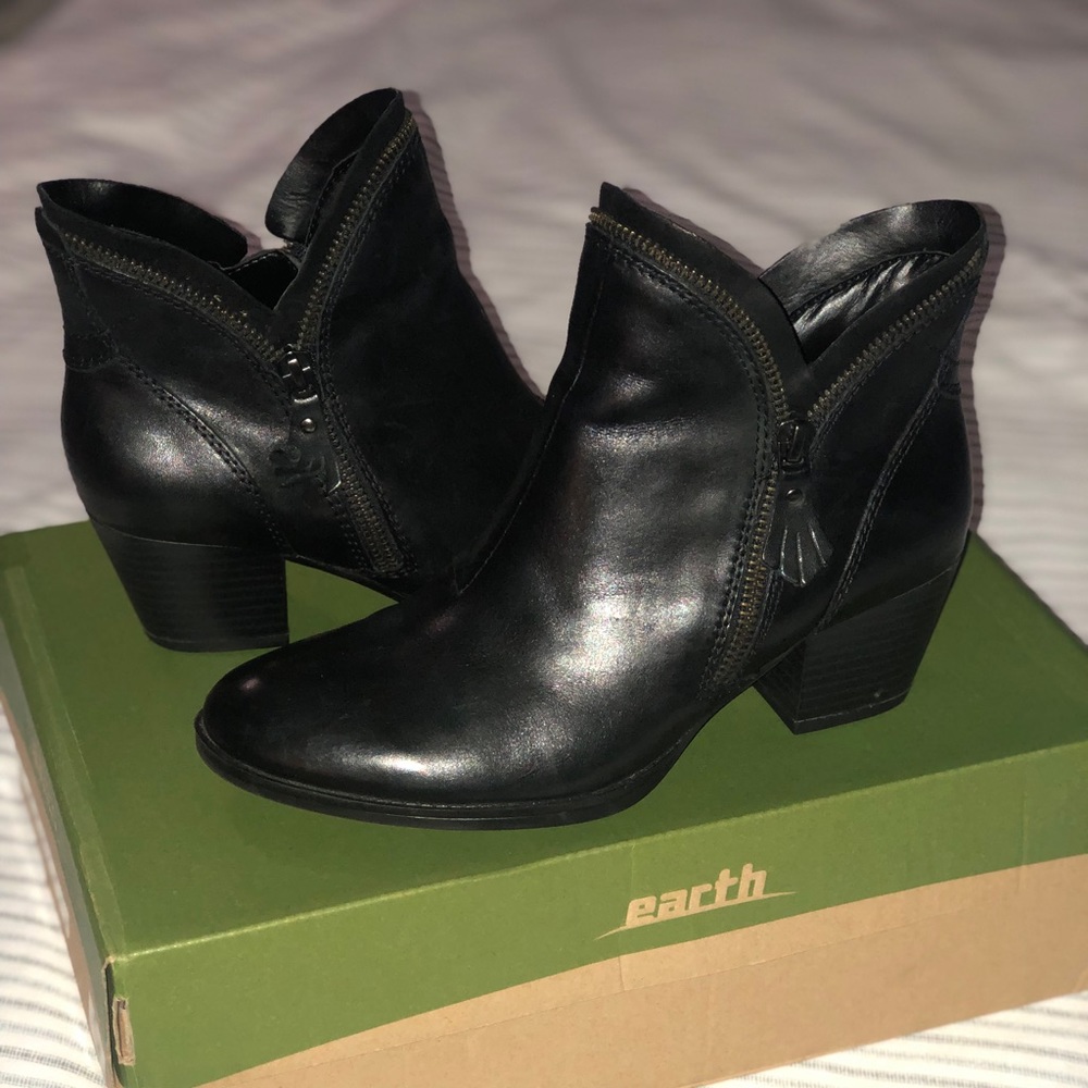 LIKE NEW! IN BOX! Earth Hawthorne Black Leather Boot - Size 6.5